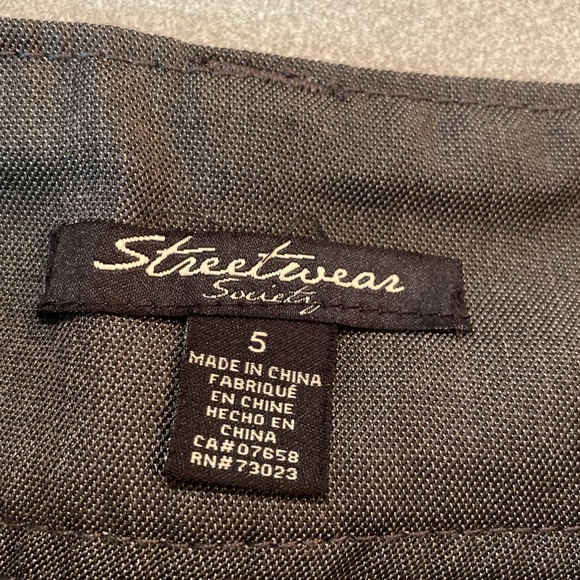 Streetwear Society - pleated grey shorts. Size 5 - Picture 3 of 12